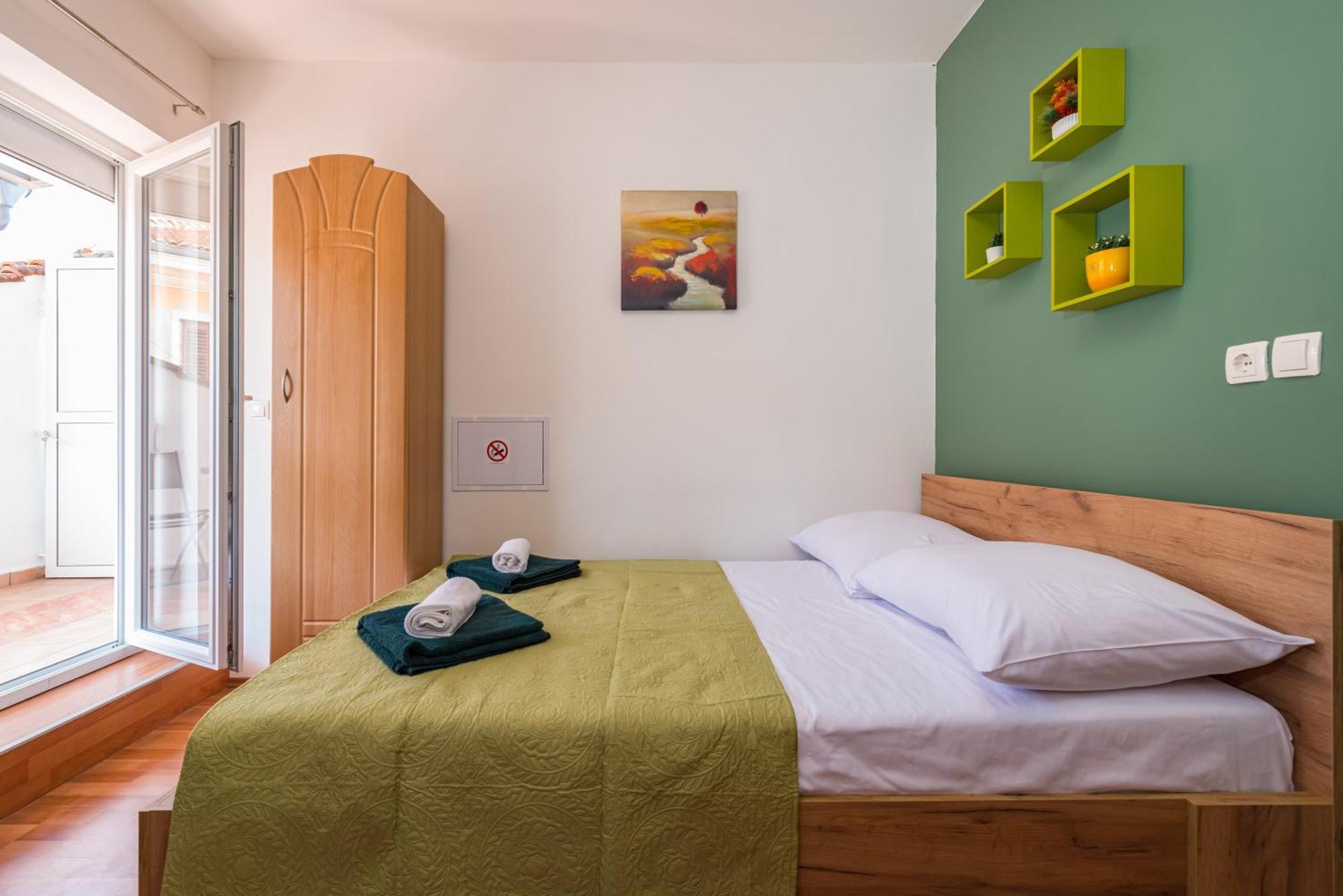And 2 Walls Apartman