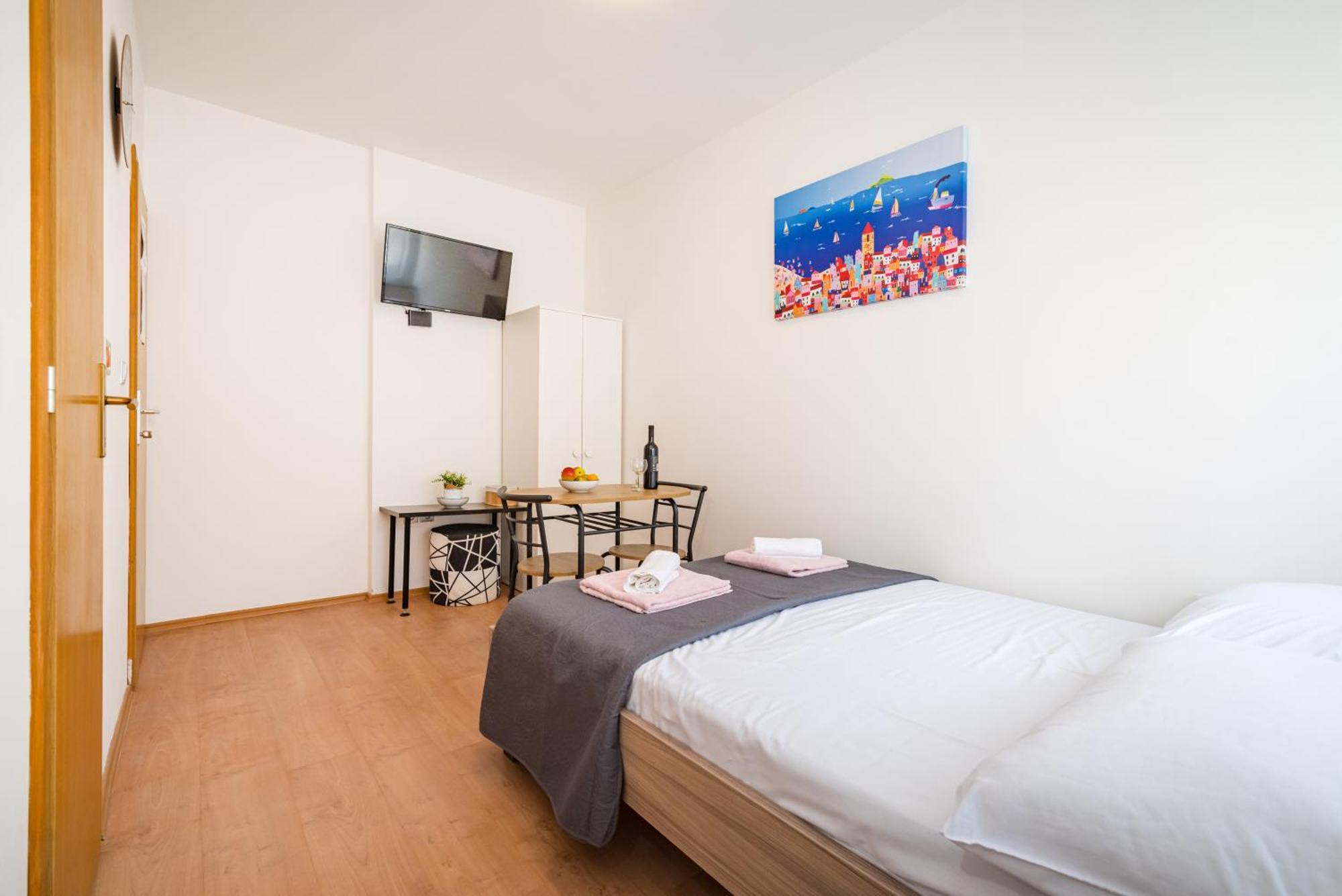 Apartman And 2 Walls