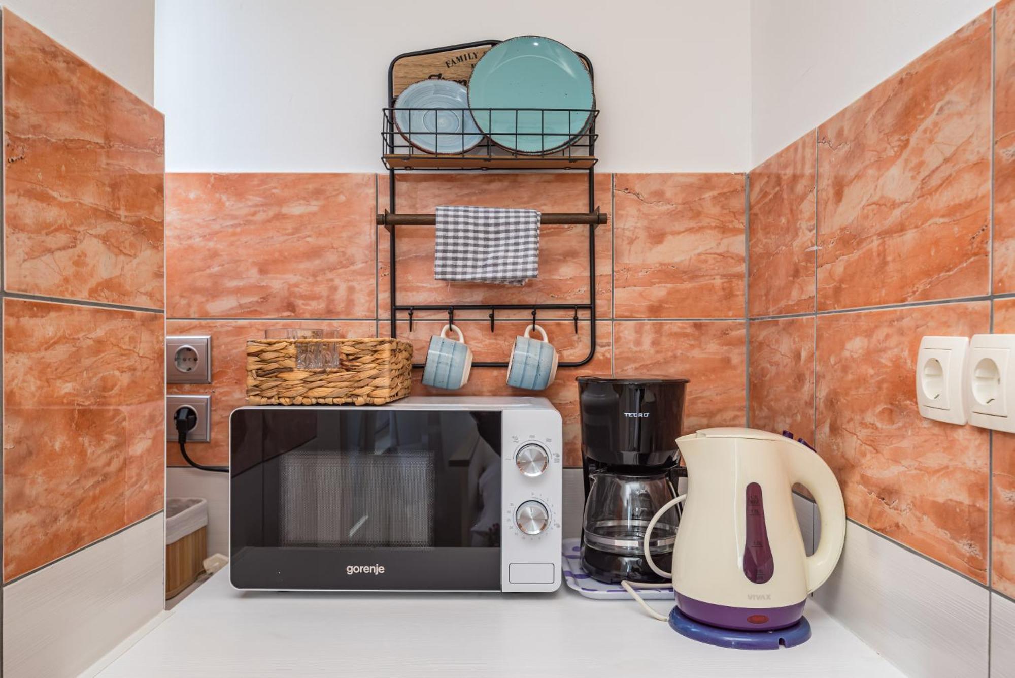 Apartman And 2 Walls *