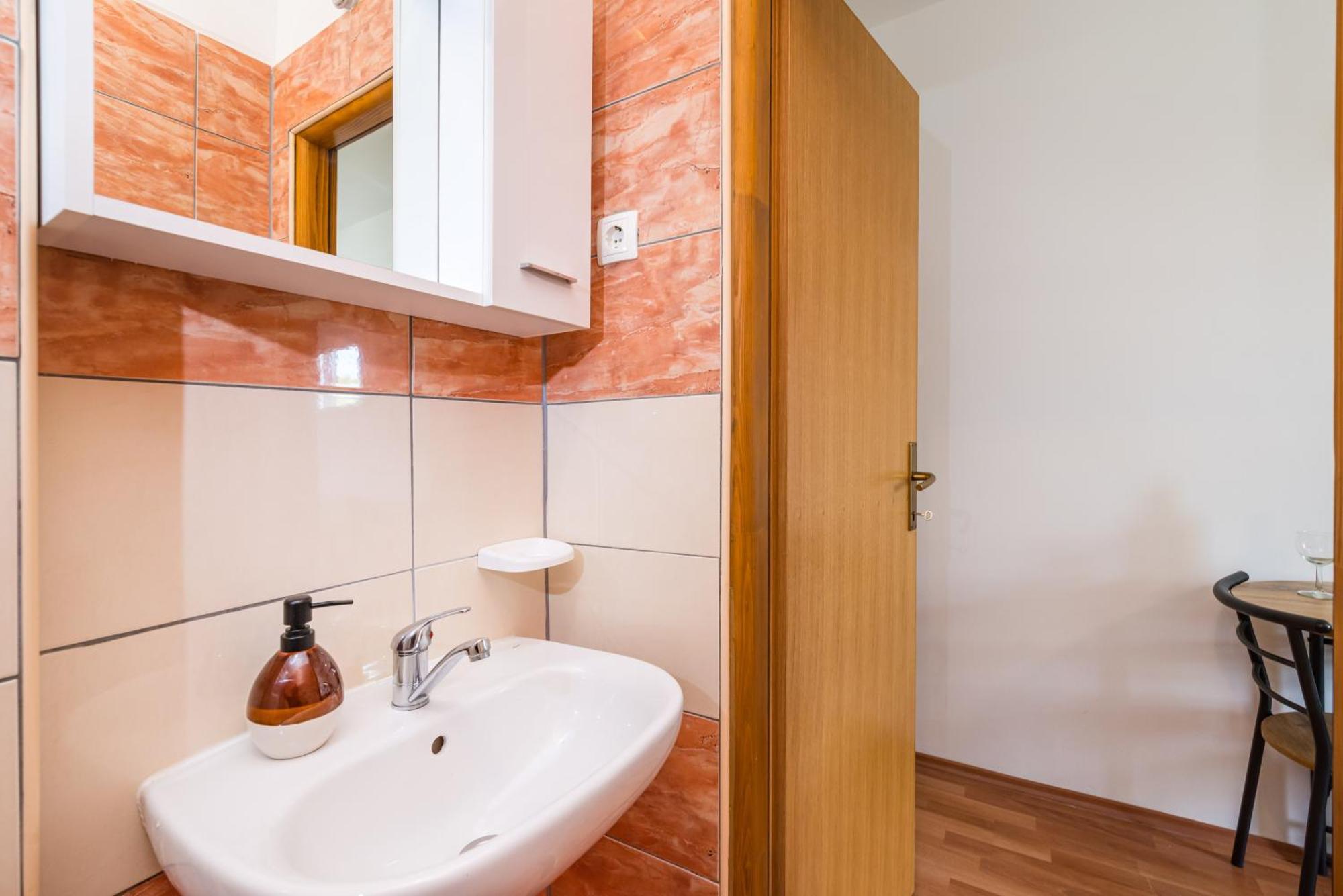 And 2 Walls Apartman *
