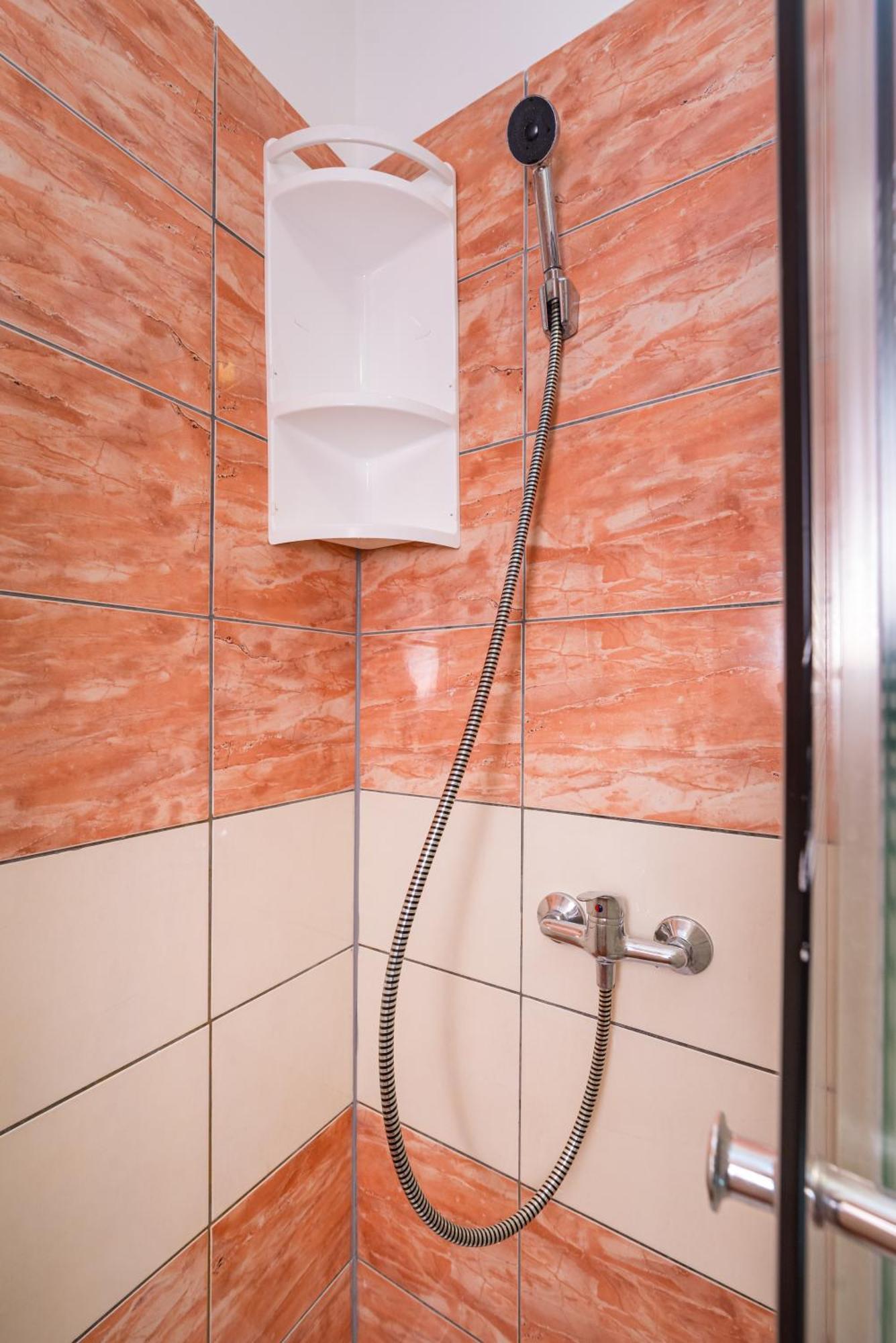 And 2 Walls Apartman Zadar